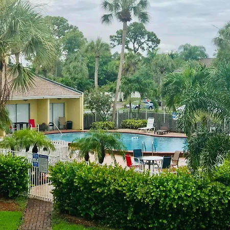 Spacious Condo Close To Siesta
